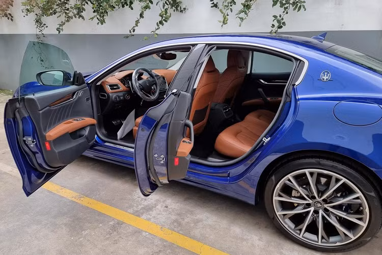 Trang bị sức mạnh cho xe Maserati Ghibli Hybrid 2021 là động cơ xăng tăng áp, dung tích 2.0 lít, kết hợp cùng bộ siêu nạp chạy điện eBooster 48 V mang đến cho xe công suất tối đa 325 mã lực và mô-men xoắn cực đại 450 Nm.