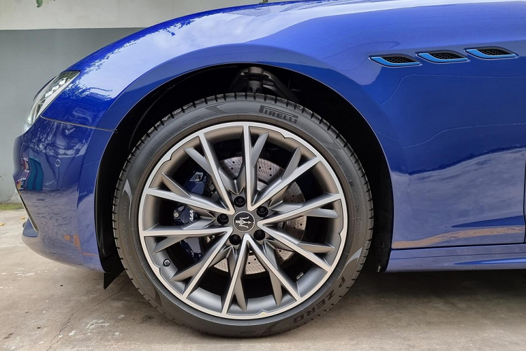 Chiếc xe sang Maserati Ghibli Hybrid đầu tiên về dải đất hình chữ S có ngoại thất sơn màu xanh dương mang mã Blu Emozione nên vô tình làm cho các chi tiết này không được nổi bật, toát lên vẻ thời trang và gam màu xanh thân thiện môi trường được hãng xe Ý cất công làm trên mẫu xe này.