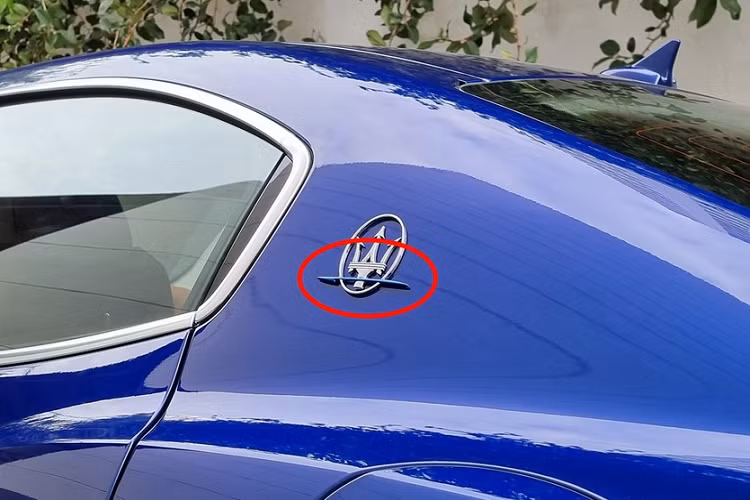 Maserati Ghibli Hybrid 2021 đầu tiên về Việt Nam còn có những nâng cấp trong khoang lái bao gồm hệ thống thông tin giải trí với màn hình cảm ứng 10,1 inch, bảng đồng hồ kỹ thuật số và chương trình Maserati Connect hay logo cây đinh ba thêu trên tựa đầu ghế ngồi có màu xanh dương thể hiện cho xe thuộc bản Hybrid