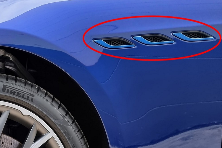 Nếu màu sơn là trắng hay xám nhám, các chi tiết này rất nổi bật và ấn tượng. Những điểm nhấn chỉ có trên Maserati Ghibli Hybrid như các nan dọc ở lưới tản nhiệt được chỉnh sửa lại thiết kế và xe được trang bị hệ thống đèn hậu mới với tạo hình như boomerang bên trong.