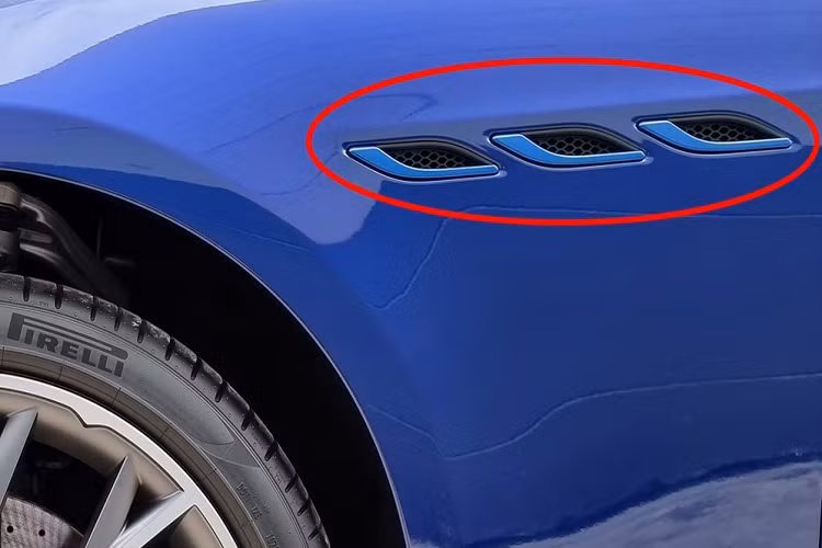 Nếu màu sơn là trắng hay xám nhám, các chi tiết này rất nổi bật và ấn tượng. Những điểm nhấn chỉ có trên Maserati Ghibli Hybrid như các nan dọc ở lưới tản nhiệt được chỉnh sửa lại thiết kế và xe được trang bị hệ thống đèn hậu mới với tạo hình như boomerang bên trong.