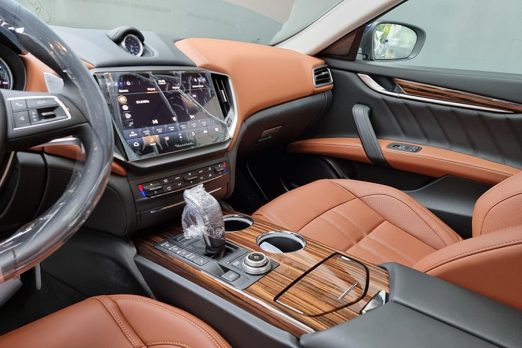 Động cơ này trên Maserati Ghibli Hybrid sẽ đi kèm hộp số tự động 8 cấp ZF và khóa vi sai chống trượt trên cầu sau, nhờ đóm giúp cho phiên bản tiết kiệm xăng của Maserati Ghibli mới về Việt Nam tăng tốc từ vị trí xuất phát lên 100 km/h trong thời gian chỉ 5,7 giây trước khi đạt vận tốc tối đa 255 km/h.