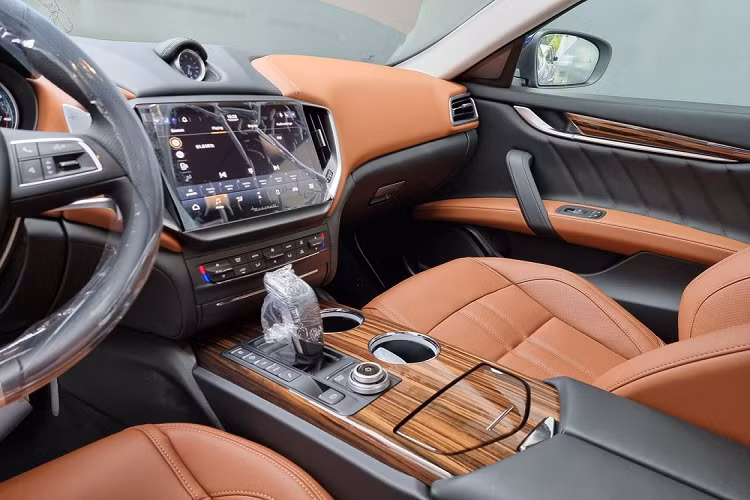 Động cơ này trên Maserati Ghibli Hybrid sẽ đi kèm hộp số tự động 8 cấp ZF và khóa vi sai chống trượt trên cầu sau, nhờ đóm giúp cho phiên bản tiết kiệm xăng của Maserati Ghibli mới về Việt Nam tăng tốc từ vị trí xuất phát lên 100 km/h trong thời gian chỉ 5,7 giây trước khi đạt vận tốc tối đa 255 km/h.