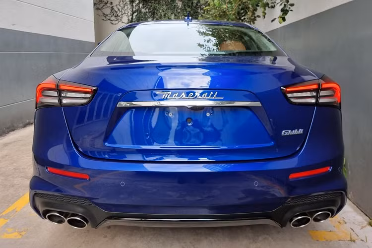 Thông tin ban đầu cho biết, những chiếc xe Maserati Ghibli Hybrid chính hãng sẽ được bán ra tại thị trường Việt Nam với mức giá 5,983 tỷ đồng. Hiện tại, dòng xe Maserati Ghibli ở trong nước đang có 3 phiên bản với mức giá từ 4,7 đến 5,8 tỷ đồng.