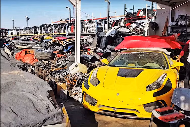 Các quốc gia khu vực Trung Đông được xem là "kinh đô siêu xe" của thế giới. Trong đó, UAE (Các tiểu Vương quốc Ả rập Thống nhất) là nơi quy tụ nhiều siêu xe nhất với 2 thành phố là Abu Dhabi và Dubai. Do tỷ lệ xuất hiện quá cao, siêu xe tại quốc gia này không còn là thứ quá đặc biệt. Thậm chí, chúng còn bị bỏ quên trong garage hay bị vứt bên đường sau tai nạn dù là siêu xe hàng hiếm.