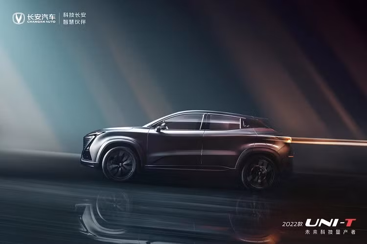Một đường gân kéo dài từ đèn pha đến đèn hậu trong khi đường còn lại nối giữa chắn bùn trước/sau. Thêm vào đó là tay nắm cửa trước nằm chìm vào thân xe và tay nắm cửa sau được đặt trên cột C. Ngoài ra, Changan UNI-T 2.0T 2022 còn có nóc xe được thiết kế dốc về phía sau theo phong cách coupe. Các cột của xe đều được sơn màu đen, tạo hiệu ứng "nóc lơ lửng" theo đúng xu hướng hiện nay.