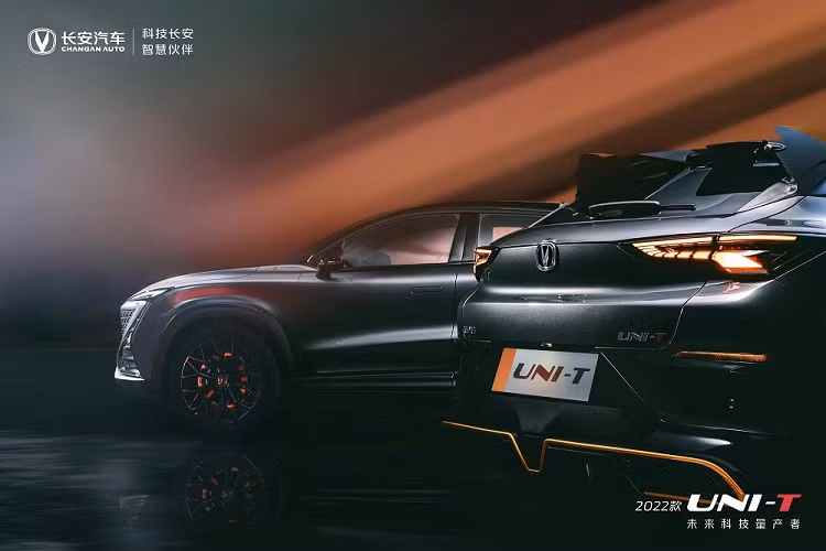 Bên cạnh đó là bộ vành hợp kim đa chấu cỡ lớn với thiết kế trẻ trung. Vòng ra phía sau, chúng ta sẽ thấy cánh gió mui cỡ lớn, cụm đèn hậu LED sắc sảo, cửa cốp đa lớp tạo cảm giác phức tạp vaf bộ khuếch tán gió bên dưới cản sau đi kèm viền màu cam nổi bật. Cuối cùng là khe gió nằm dọc, tích hợp đèn phản quang và 4 đầu ống xả giả hình thang. Đáng tiếc là hiện chưa có hình ảnh nội thất bên trong Changan UNI-T 2.0T 2022. Tuy nhiên, sẽ không ngạc nhiên nếu xe sở hữu nội thất giống phiên bản cũ. 