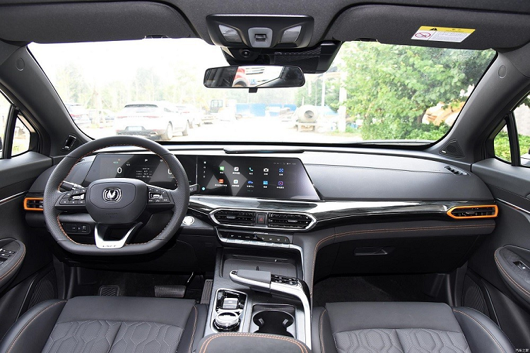 Nếu đúng như vậy, Changan UNI-T 2.0T 2022 cũng được trang bị bảng đồng hồ kỹ thuật số nối liền với màn hình cảm ứng của hệ thống thông tin giải trí, cả hai đều có kích thước 12,3 inch. Thêm vào đó là vô lăng 3 chấu tích hợp phím chức năng và cần số mang phong cách cần đẩy của máy bay phản lực. Nằm bên dưới nắp ca-pô của Changan UNI-T 2.0T 2022 là khối động cơ xăng 4 xi-lanh, tăng áp, dung tích 2.0L mới, tạo ra công suất tối đa 233 mã lực và mô-men xoắn cực đại 390 Nm, kết hợp với hộp số tự động 8 cấp.