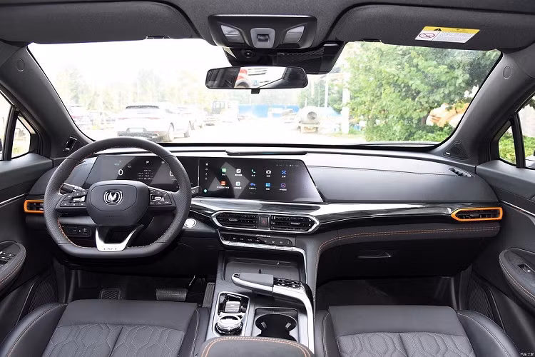 Nếu đúng như vậy, Changan UNI-T 2.0T 2022 cũng được trang bị bảng đồng hồ kỹ thuật số nối liền với màn hình cảm ứng của hệ thống thông tin giải trí, cả hai đều có kích thước 12,3 inch. Thêm vào đó là vô lăng 3 chấu tích hợp phím chức năng và cần số mang phong cách cần đẩy của máy bay phản lực. Nằm bên dưới nắp ca-pô của Changan UNI-T 2.0T 2022 là khối động cơ xăng 4 xi-lanh, tăng áp, dung tích 2.0L mới, tạo ra công suất tối đa 233 mã lực và mô-men xoắn cực đại 390 Nm, kết hợp với hộp số tự động 8 cấp.