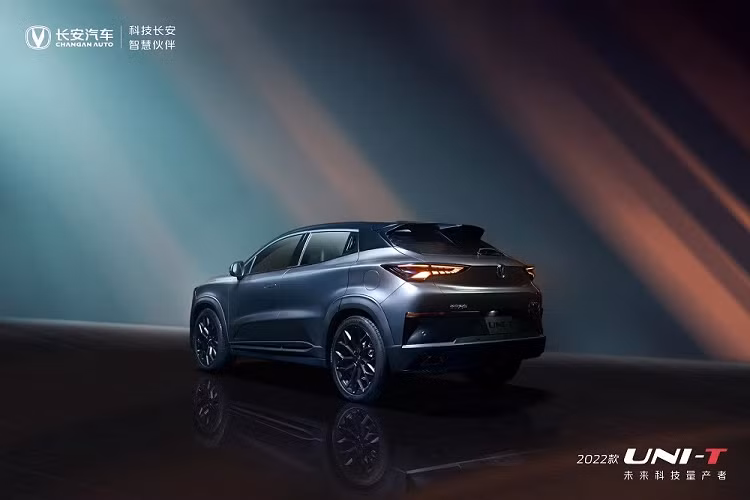 Như vậy, mẫu xe này có động cơ mạnh hơn một số đối thủ trong cùng phân khúc như Honda CR-V, Ford Equator Sport hay Kia Sportage Ace. Ở phiên bản cũ, Changan Uni-T dùng động cơ xăng 4 xi-lanh, tăng áp, dung tích 1.5L, sản sinh công suất tối đa 188 mã lực và mô-men xoắn cực đại 300 Nm. Động cơ kết hợp với hộp số tự động 7 cấp, hệ dẫn động 1 cầu hoặc 2 cầu. Hiện giá xe Changan UNI-T 2.0T 2022 tại Trung Quốc vẫn chưa được hé lộ. Trong khi đó, giá của phiên bản cũ dao động từ 115.900 - 138.900 Nhân dân tệ (khoảng 405 - 486 triệu đồng)