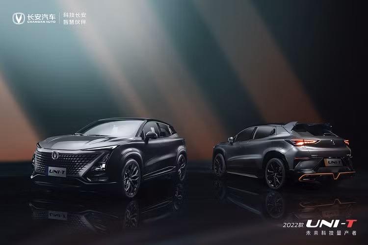 Changan Uni-T là mẫu crossover cỡ C đã lần đầu tiên trình làng tại thị trường Trung Quốc vào tháng 3 năm ngoái. Sau gần 2 năm, mẫu xe Trung Quốc này chuẩn bị được bổ sung phiên bản 2.0T mới. Dự kiến, Changan UNI-T 2.0T 2022 mới sẽ chính thức ra mắt thị trường hàng xóm với Việt Nam vào tháng 12 này. Trước thời điểm đó, những hình ảnh đầu tiên của mẫu xe này đã được tung ra.