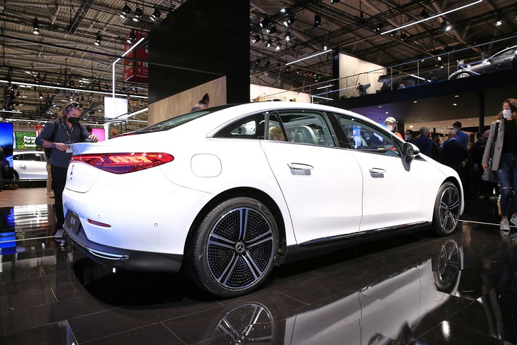 Nhà sản xuất công bố, mẫu xe này có tầm vận hành tối đa là 660 km và có thêm công nghệ sạc nhanh từ 10% lên 80% chỉ trong thời gian nửa giờ đồng hồ.