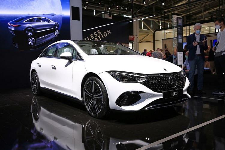 Phong cách thiết kế của Mercedes-Benz EQE mang hơi hướng của những dòng xe Coupe với tạo hình thiên về tính khí động học. Toàn bộ những đường nét nội, ngoại thất của xe đều chịu ảnh hưởng của đàn anh EQS, mang tới cho người xem cái nhìn của tương lai và tràn ngập công nghệ.