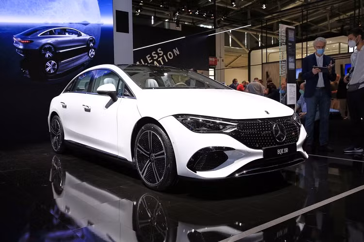 Phong cách thiết kế của Mercedes-Benz EQE mang hơi hướng của những dòng xe Coupe với tạo hình thiên về tính khí động học. Toàn bộ những đường nét nội, ngoại thất của xe đều chịu ảnh hưởng của đàn anh EQS, mang tới cho người xem cái nhìn của tương lai và tràn ngập công nghệ.