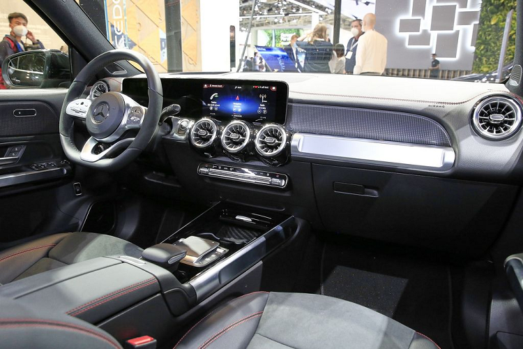 Tiếp theo là mẫu Mercedes-Benz EQE. Nếu như với mẫu EBQ, mẫu xe này vẫn có chút phảng phất âm hưởng của nguyên mẫu là GLB từ cả vóc dáng lẫn sử dụng chung nền tảng khung gầm thì đối với Mercedes-Benz EQE, câu chuyện lại hoàn toàn ngược lại.