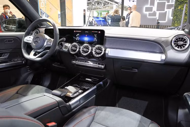 Tiếp theo là mẫu Mercedes-Benz EQE. Nếu như với mẫu EBQ, mẫu xe này vẫn có chút phảng phất âm hưởng của nguyên mẫu là GLB từ cả vóc dáng lẫn sử dụng chung nền tảng khung gầm thì đối với Mercedes-Benz EQE, câu chuyện lại hoàn toàn ngược lại.