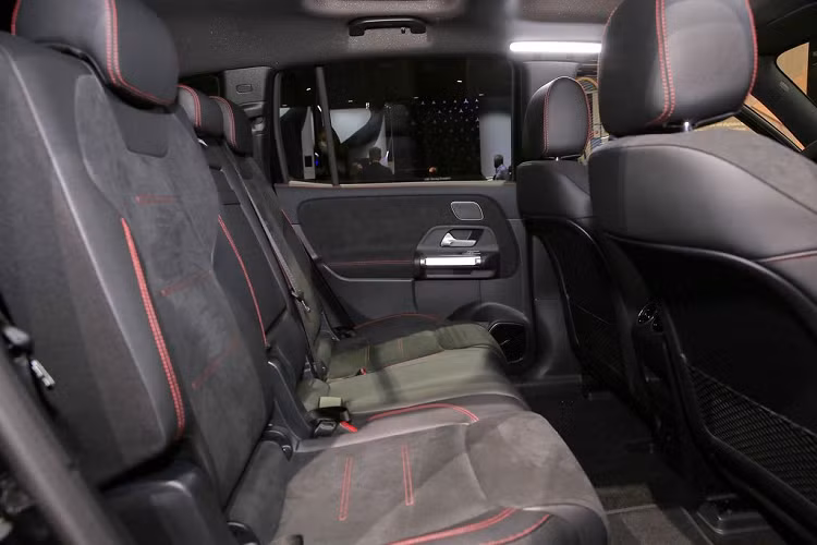 Dù vẫn được coi là một phiên bản thuần điện của dòng E-Class nhưng trên thực tế, Mercedes-Benz EQE lại giống với dòng EQS nhiều hơn là nguyên mẫu của mình. Nhìn vào thông số kỹ thuật, Mercedes-Benz EQE chỉ ngắn hơn dòng EQS đúng 331 mm khi có chiều dài tổng thể tới 4.934 mm và chiều dài cơ sở 3.100 mm.