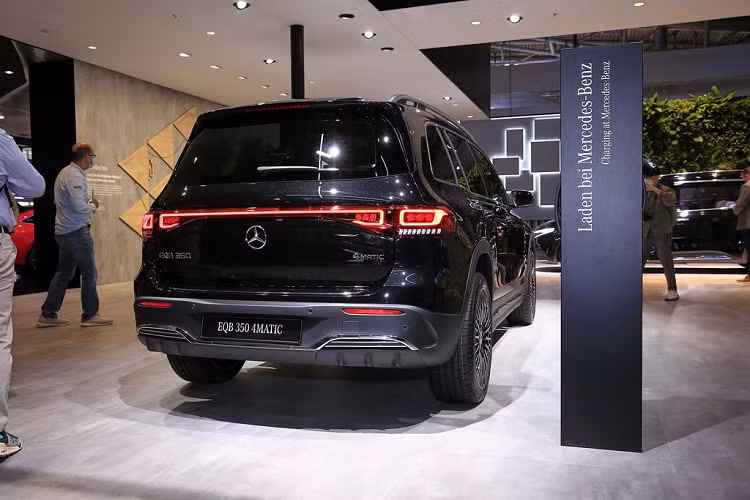 Trên phiên bản EQB 300, xe sản sinh công suất 225 mã lực và 390 Nm mômen xoắn. Trong khi đó, đối với phiên bản EQB 350, xe có công suất là 288 mã lực và 521 Nm mô-men xoắn. Phạm vi di chuyển tối đa của cả 2 phiên bản là 420 km.