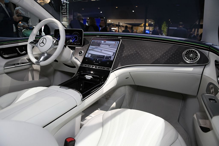 Tương tự các mẫu xe điện thuộc gia đình Mercedes-Benz hiện tại, Mercedes-Benz EQB được thiết kế theo ngôn ngữ mới với phong cách đề cao sự hiện đại, đơn giản nhưng vẫn đảm bảo được yếu tố sang trọng. Mercedes-Benz EQB có lợi thế khá lớn khi là một mẫu CUV gầm cao có cấu hình tới 7 chỗ ngồi.