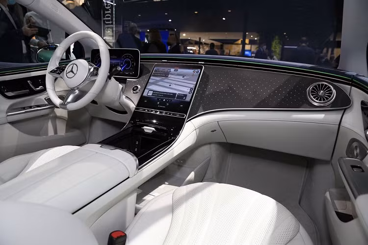 Tương tự các mẫu xe điện thuộc gia đình Mercedes-Benz hiện tại, Mercedes-Benz EQB được thiết kế theo ngôn ngữ mới với phong cách đề cao sự hiện đại, đơn giản nhưng vẫn đảm bảo được yếu tố sang trọng. Mercedes-Benz EQB có lợi thế khá lớn khi là một mẫu CUV gầm cao có cấu hình tới 7 chỗ ngồi.