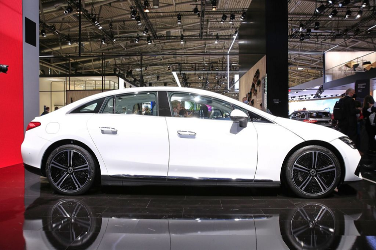 Mercedes-Benz EQE bản tiêu chuẩn được trang bị một mô-tơ và ắc-quy 90,6 kWh, dẫn động cầu sau và sản sinh công suất 288 mã lực/530 Nm mô-men xoắn.