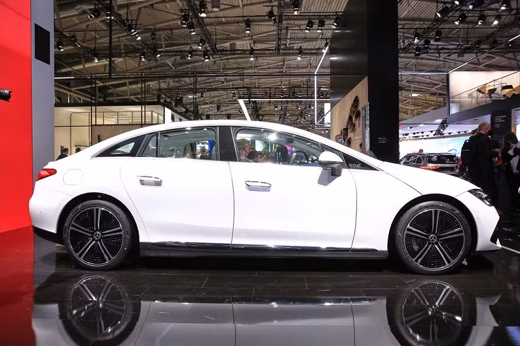 Mercedes-Benz EQE bản tiêu chuẩn được trang bị một mô-tơ và ắc-quy 90,6 kWh, dẫn động cầu sau và sản sinh công suất 288 mã lực/530 Nm mô-men xoắn.