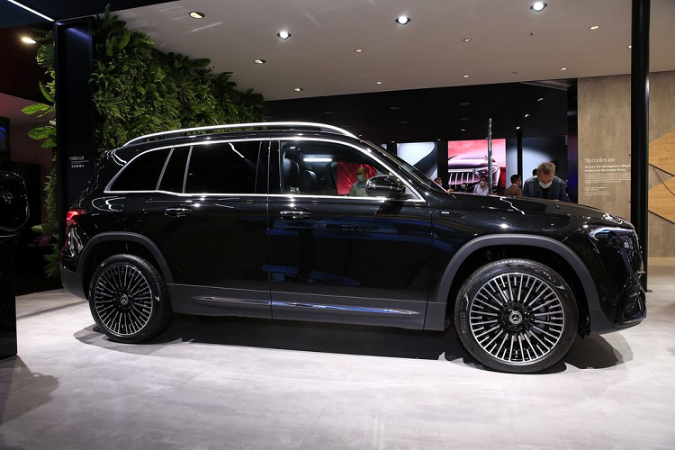 Đầu tiên là với mẫu CUV hạng sang Mercedes-Benz EQB. Đây được xem là một phiên bản thuần điện của nguyên mẫu Mercedes-Benz GLB khi sử dụng chung cả nền tảng khung gầm. Tại Đức, Mercedes-Benz EQB có 2 phiên bản là EQB 300 và EQB 350 với trang bị chung hệ truyền động gồm 2 mô-tơ điện gắn ở cầu trước và cầu sau, tạo thành hệ dẫn động 4 bánh.