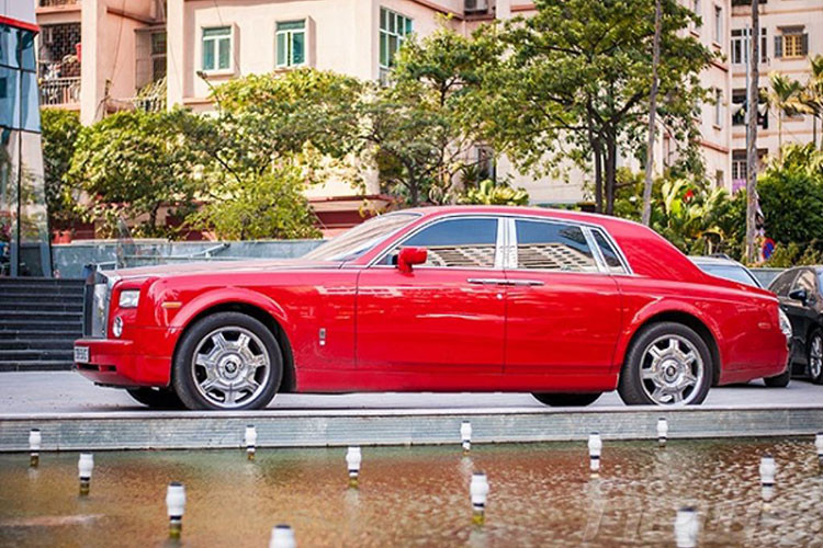 "Trái tim" của chiếc xe siêu sang Rolls-Royce Phantom màu đỏ vẫn sở hữu khối động cơ V12, dung tích 6,75 lít, sản sinh công suất tối đa 453 mã lực ở vòng tua máy 5.350 vòng/phút và mô-men xoắn cực đại 720 Nm ở vòng tua 3.500 vòng/phút. Xe đi kèm hộp số tự động 6 cấp.