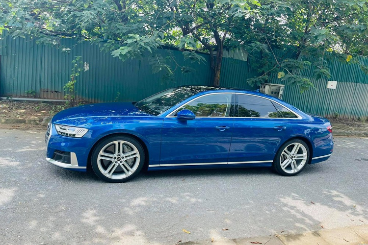 Vòng ra phía đuôi xe, sự thay đổi ấn tượng nhất của Audi S8 so với Audi A8 chính là ống xả kép dạng tròn thể hiện là 1 chiếc xe sang nhưng thiên về tốc độ. Ngoài ra, thiết kế còn lại không khác gì.