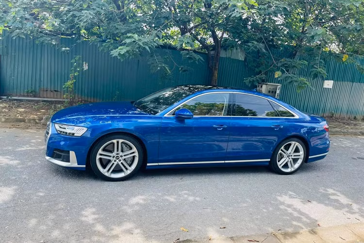 Vòng ra phía đuôi xe, sự thay đổi ấn tượng nhất của Audi S8 so với Audi A8 chính là ống xả kép dạng tròn thể hiện là 1 chiếc xe sang nhưng thiên về tốc độ. Ngoài ra, thiết kế còn lại không khác gì.