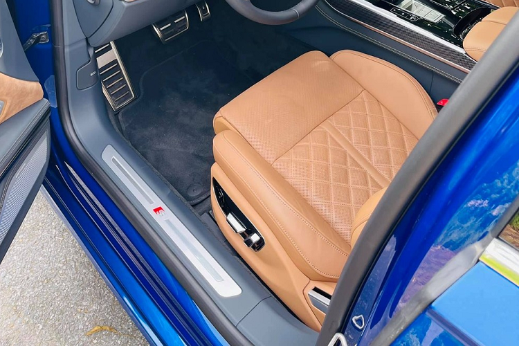 Hiện tại, vẫn chưa rõ mức giá xe Audi S8 2021 đầu tiên tại dải đất hình chữ S, chỉ biết rằng, tại nước ngoài, dòng xe Audi S8 thế hệ mới có giá tại nước ngoài là 129.500 đô la, tương đương 2,9 tỷ đồng, mức giá này cao hơn 44.300 đô la, khoảng 1 tỷ đồng so với giá xe Audi A8.