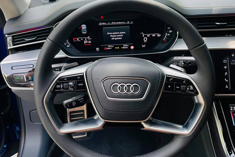 Phiên bản Audi S8 2021 có hốc gió trước khác so với Audi A8, ngoài ra xe có đèn pha LED đẹp mắt. Điểm ấn tượng nhất của Audi S8 thế hệ mới chính là việc xe được trang bị động cơ V8, dung tích 4.0 lít, tăng áp kép, cho ra công suất tối đa 563 mã lực và mô-men xoắn cực đại lên đến 800 Nm. Động cơ này còn kết hợp của hệ thống hybrid nhẹ 48 volt.