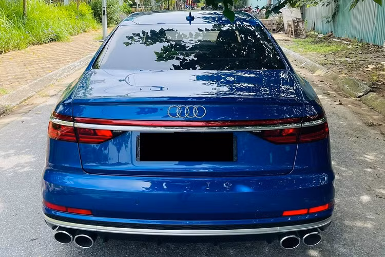 Đối thủ chính của Audi S8 thế hệ thứ 4 không ai khác ngoài BMW M760Li được cho là chỉ có một chiếc tại Việt Nam với giá bán trên 13 tỷ đồng.