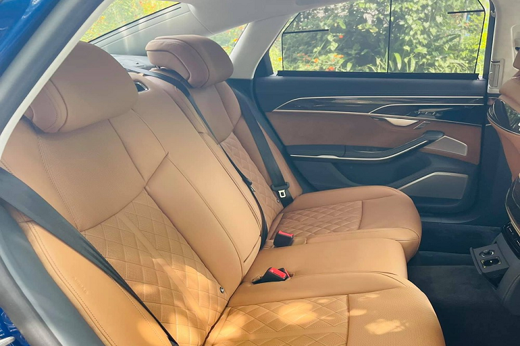 Với mức giá bán khá cao nên chính vì thế mà chỉ có đam mê và sự chịu chơi mới giúp khách hàng Việt mang xe Audi S8 thế hệ thứ 4 về nước. Khá thú vị là dòng xe sang hiệu suất cao của Audi A8 có 2 phiên bản là tiêu chuẩn và trục cơ sở dài mang tên gọi S8L chỉ dành cho khách hàng Bắc Mỹ.