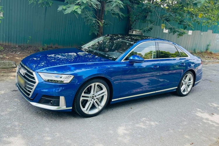 Chính vì thế, sự có mặt của chiếc xe sang tốc độ Audi S8 2021 đầu tiên tại dải đất hình chữ S đã khiến không ít người bất ngờ và choáng trước sự chịu chơi của đại gia trong nước. Được biết, chiếc xe Audi S8 2021 thế hệ mới đầu tiên về Việt Nam được 1 người chuyên nhập khẩu siêu xe và xe sang đưa về nước.