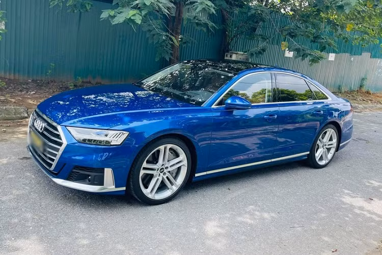 Chính vì thế, sự có mặt của chiếc xe sang tốc độ Audi S8 2021 đầu tiên tại dải đất hình chữ S đã khiến không ít người bất ngờ và choáng trước sự chịu chơi của đại gia trong nước. Được biết, chiếc xe Audi S8 2021 thế hệ mới đầu tiên về Việt Nam được 1 người chuyên nhập khẩu siêu xe và xe sang đưa về nước.