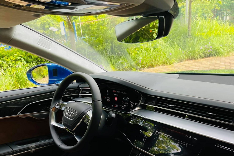 Với sức mạnh ấn tượng này, dòng xe sang hiệu suất cao của Audi A8 chỉ mất thời gian 3,8 giây để tăng tốc lên 100 km/h từ vị trí xuất phát trước khi đạt vận tốc cực đại giới hạn ở 250km/h.