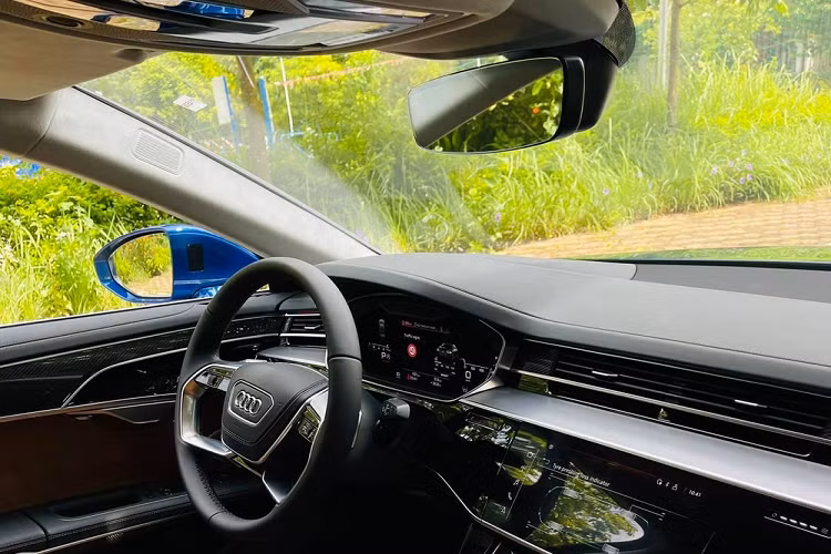 Với sức mạnh ấn tượng này, dòng xe sang hiệu suất cao của Audi A8 chỉ mất thời gian 3,8 giây để tăng tốc lên 100 km/h từ vị trí xuất phát trước khi đạt vận tốc cực đại giới hạn ở 250km/h.