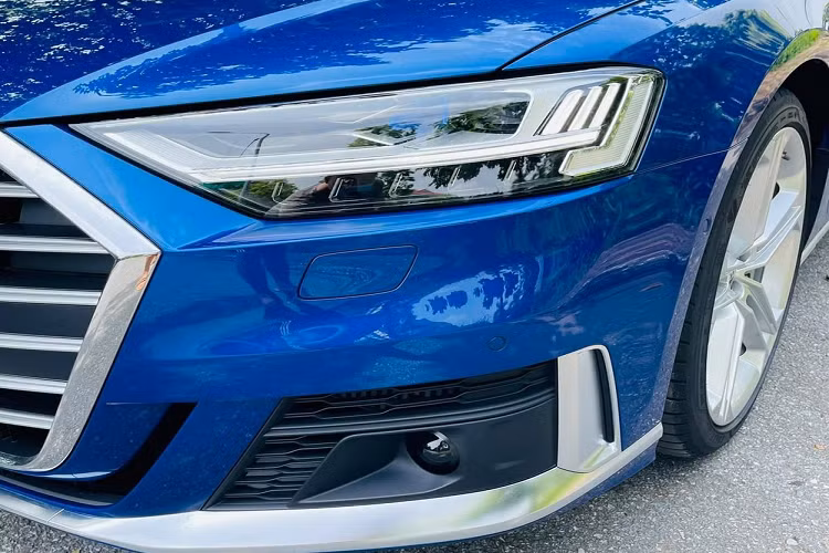 Thông tin do người này chia sẻ cho thấy, chiếc xe Audi S8 độc nhất Việt Nam có màu sơn xanh Navarra Blue độc quyền do hãng Audi phát triển.