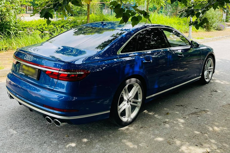 Dù được phát triển từ sedan hạng sang đầu bảng Audi A8 nhưng Audi S8 thế hệ mới cũng có những điểm khác biệt như các hốc gió to hơn, thể thao cùng với đó là bộ mâm 5 chấu kép thể thao.