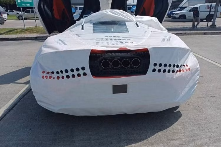 Hiện tại, Thái Lan đang là nước có mức giá bán McLaren 765LT đắt nhất thế giới, còn ở Singapore, giá bán của xe không bao gồm chi phí mua giấy phép sử dụng là 29,7 tỷ đồng. Tại Mỹ, siêu xe giới hạn này được bán với giá 358.000 USD (tương đương với 8,29 tỷ đồng).