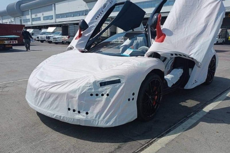 Chiếc siêu xe phiên bản giới hạn McLaren 765LT tại Lào có màu cam Nardo Orange rất nổi bật, đây là mẫu xe hiệu suất cao được phát triển dựa trên nền tảng phiên bản 720S, được sản xuất giới hạn 765 chiếc trên toàn thế giới. Tuy nhiên, 2/3 số lượng xe đều đã tìm thấy chủ nhân, chỉ tính riêng khu vực ASEAN đã có hơn 20 chiếc 765LT được đặt hàng và khoảng 6 chiếc được bàn giao đến tay các chủ nhân.