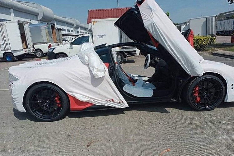 Mới đây, những hình ảnh rò rỉ của mẫu xe này tại Lào được cư dân mạng chia sẻ rầm rộ, nhiều người cho rằng siêu xe này thuộc sở hữu của một vị đại gia Lào nào đó. Hiện chưa rõ mức giá xe McLaren 765LT tại Lào là bao nhiêu, tuy nhiên tại Thái Lan số tiền mà các đại gia phải bỏ ra để tậu chiếc xe này rơi vào khoảng 50 triệu Baht (tương đương 38 tỷ đồng).