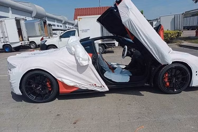 Mới đây, những hình ảnh rò rỉ của mẫu xe này tại Lào được cư dân mạng chia sẻ rầm rộ, nhiều người cho rằng siêu xe này thuộc sở hữu của một vị đại gia Lào nào đó. Hiện chưa rõ mức giá xe McLaren 765LT tại Lào là bao nhiêu, tuy nhiên tại Thái Lan số tiền mà các đại gia phải bỏ ra để tậu chiếc xe này rơi vào khoảng 50 triệu Baht (tương đương 38 tỷ đồng).