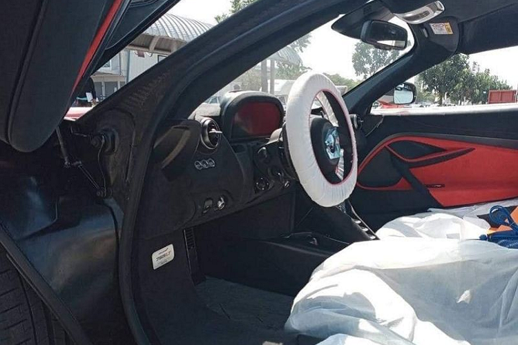 Vẫn là khối động cơ V8 tăng áp kép dung tích 4.0 lít, nhưng trên 765LT, động cơ này đã được các kĩ sư hàng đầu Anh Quốc tinh chỉnh để cho ra công suất cực đại 755 mã lực, cao hơn 35 mã lực so với McLaren 720S. Mô-men xoắn cực đại của xe đạt 800Nm, đi kèm với hộp số ly hợp kép 7 cấp đã được nâng cấp có khả năng sang số nhanh hơn 15% so với phiên bản tiêu chuẩn. Nhờ vậy mà McLaren 765LT sở hữu khả năng chạy nước rút nhanh hơn mẫu 720S rất nhiều.