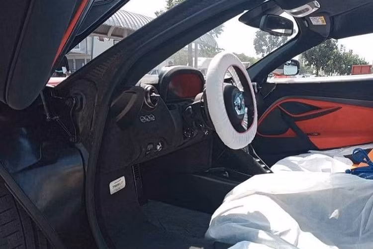 Vẫn là khối động cơ V8 tăng áp kép dung tích 4.0 lít, nhưng trên 765LT, động cơ này đã được các kĩ sư hàng đầu Anh Quốc tinh chỉnh để cho ra công suất cực đại 755 mã lực, cao hơn 35 mã lực so với McLaren 720S. Mô-men xoắn cực đại của xe đạt 800Nm, đi kèm với hộp số ly hợp kép 7 cấp đã được nâng cấp có khả năng sang số nhanh hơn 15% so với phiên bản tiêu chuẩn. Nhờ vậy mà McLaren 765LT sở hữu khả năng chạy nước rút nhanh hơn mẫu 720S rất nhiều.