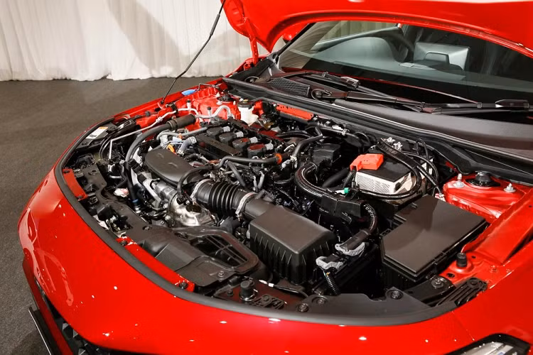 Trong tương lai, hãng Honda sẽ bổ sung hệ truyền động hybrid e:HEV mới cho dòng xe này. Tuy nhiên, Honda Civic Hatchback e:HEV sẽ chỉ dành cho thị trường châu Âu. Tương tự phiên bản sedan, Honda Civic Hatchback 2022 cũng có gói công nghệ an toàn Honda Sensing với tính năng hỗ trợ lái khi tắc đường mới. Thêm vào đó là hệ thống kiểm soát hành trình thích ứng và hỗ trợ đưa xe vào giữa làn đường.