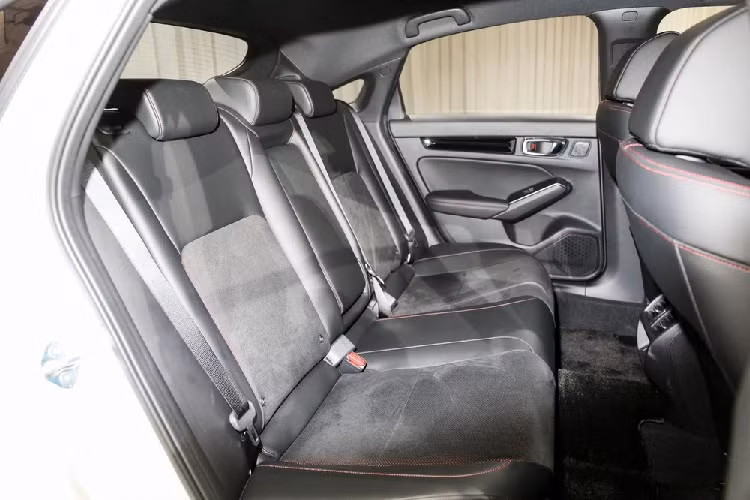 "Trái tim" của Honda Civic Hatchback 2022 sẽ thay đổi tùy theo thị trường. Ở thị trường Mỹ, mẫu xe này dùng động cơ tiêu chuẩn là máy xăng 4 xi-lanh, hút khí tự nhiên, dung tích 2.0L, sản sinh công suất tối đa 158 mã lực tại tua máy 6.500 vòng/phút và mô-men xoắn cực đại 187 Nm tại tua máy 4.200 vòng/phút giống thế hệ cũ.