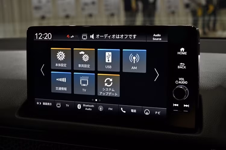 Hiện hãng Honda chưa công bố thể tích khoang hành lý của Civic Hatchback 2022. Chỉ biết rằng, cốp của xe mở rộng hơn trước 40 mm, giúp việc chất, dỡ đồ dễ dàng hơn. Trong khi đó, ghế sau của xe có thể gập theo tỷ lệ 60:40 như cũ để tăng thể tích khoang hành lý.