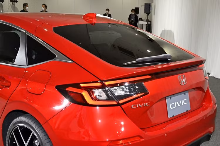 Trong khi đó, cửa cốp sau của xe được chế tạo bằng vật liệu composite nhẹ và nằm thấp hơn 50 mm so với thế hệ cũ. Điều này mang đến thiết kế nóc xe mượt mà hơn và không ảnh hưởng đến không gian dành cho hành khách ngồi trên ghế sau.